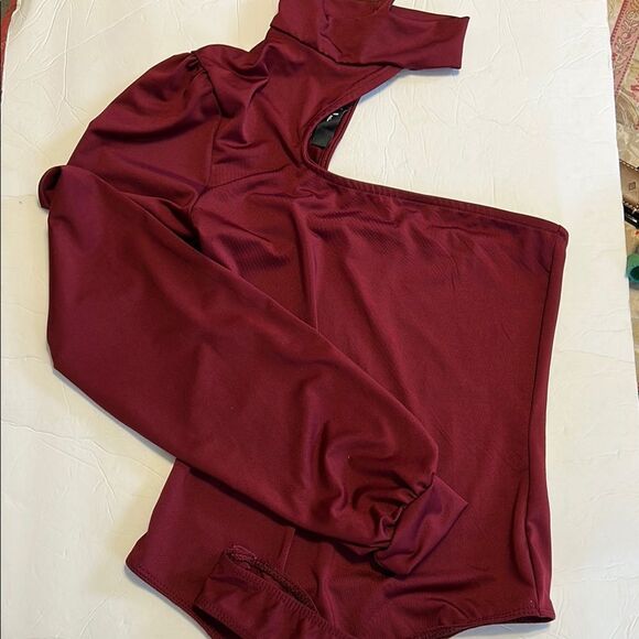 LULU'S X-Small Burgundy One-Shoulder Long Sleeve Bodysuit Majorly Confident - Picture 2 of 7